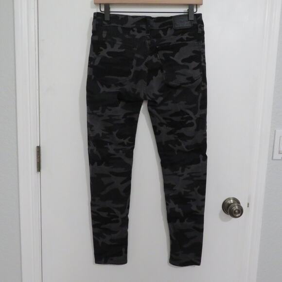 Levi's Womens Sz 26 Black Gray Camo 711 Skinny Pants Skinny Pants Button Front - Picture 2 of 5